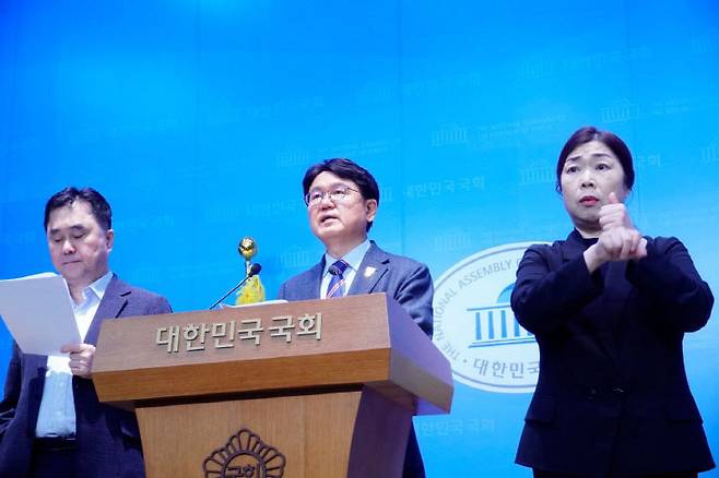 조국혁신당 황운하 의원(중앙)과 무소속 김종민 의원(왼쪽)이 13일 오전 국회 소통관에서 14일 국회 국통위 법안심사소위에서 행정수도 건설 특별법 처리를 요구하는 기자회견을 하고 있다. 사진제공=황운하 의원실