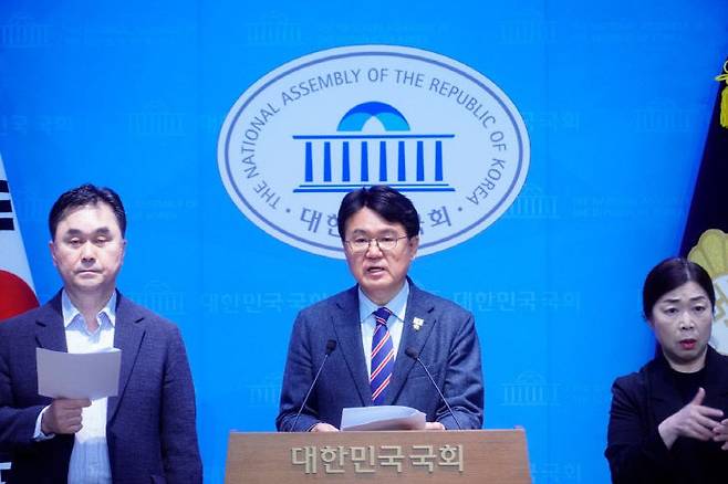 조국혁신당 황운하 의원(중앙)과 무소속 김종민 의원(왼쪽)이 13일 오전 국회 소통관에서 14일 국회 국통위 법안심사소위에서 행정수도 건설 특별법 처리를 요구하는 기자회견을 하고 있다. 사진제공=황운하 의원실