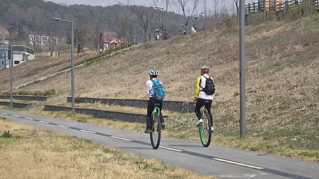 세종시 천변에서 이색 자전거를 타고 이동 중인 시민들. (사진=중도일보 DB)