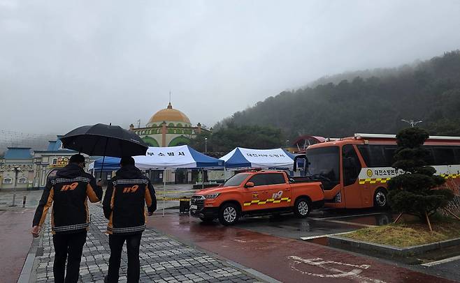 탈출한 늑대 '늑구' 수색 작업이 비로 인해 어려움을 겪고 있는 가운데 9일 대전 오월드에 119 소방관들이 대기하고 있다. 2026.4.9 사진=연합뉴스.