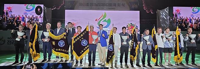 13일 구례실내체육관에서 열린 제65회 전남체육대회 폐막식에서 송진호 전남도체육회장이 대회 수상 선수단과 기념촬영을 하고 있다. <전남도체육회 제공>