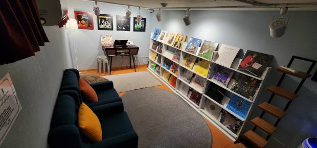 긴담모퉁이집 지하에 마련된 LP음악감상실.