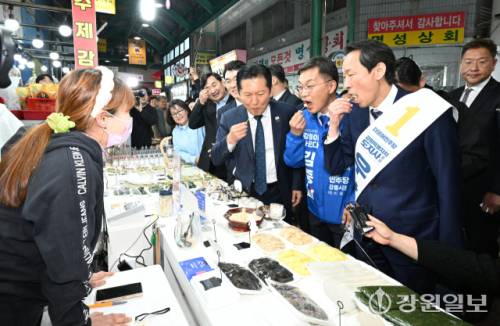 ◇더불어민주당 정청래 대표가 11일 강릉시 중앙시장을 방문해 우상호 도지사 예비후보, 김중남 시장 예비후보를 지원하며 시민들과 소통했다. 강릉=권태명기자