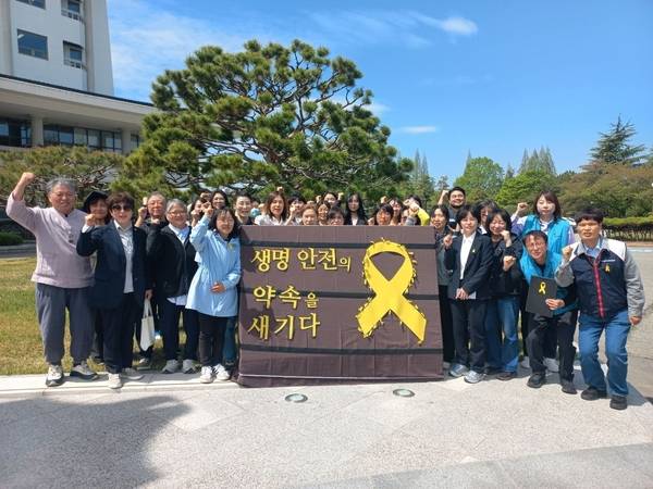 민주노총 경남지역본부, '세월호 참사 12주기 경남 준비위'는 13일 오전 창원시 성산구 산업단지공단 경남지역본부 앞에서 세월호 참사 12주기를 맞아 기자회견을 열었다. 이날 참가자들이 휘호석에 노란 리본 장식을 붙인 후 기념촬영을 하고 있다. /민주노총 경남지역본부