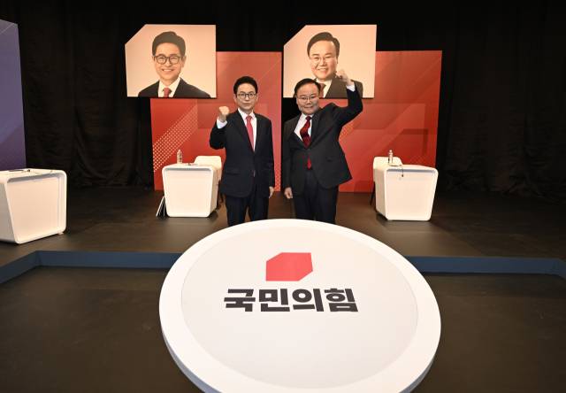 31일 오후 대구 수성구 TBC에서 열린 국민의힘 경북도지사 경선 1차 비전토론회에서 이철우 후보(왼쪽)와 김재원 후보가 토론에 앞서 기념 촬영하고 있다. 연합뉴스
