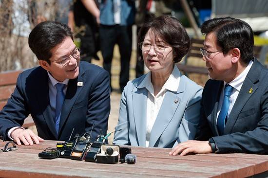 더불어민주당 정원오(왼쪽부터) 서울시장 후보·추미애 경기지사 후보·박찬대 인천시장 후보가 지난 12일 국회 소통관 앞에서 간담회를 마치고 대화하고 있다. 연합뉴스