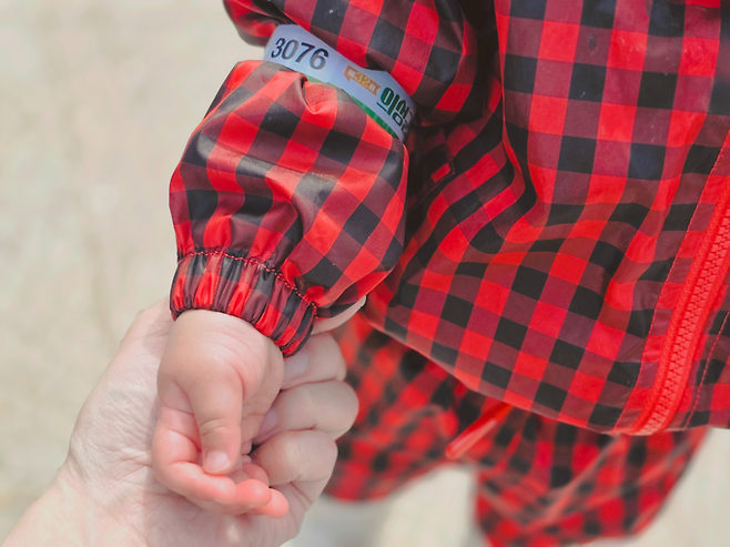 ▲ 제32회 의성군민건강걷기대회가 열린 12일 의성군 구봉공원에서 김다슬(16개월) 양이 손목에 경품 추첨용 행운권 띠를 차고 있다. 김동현 기자 jhass80@kyongbuk.com