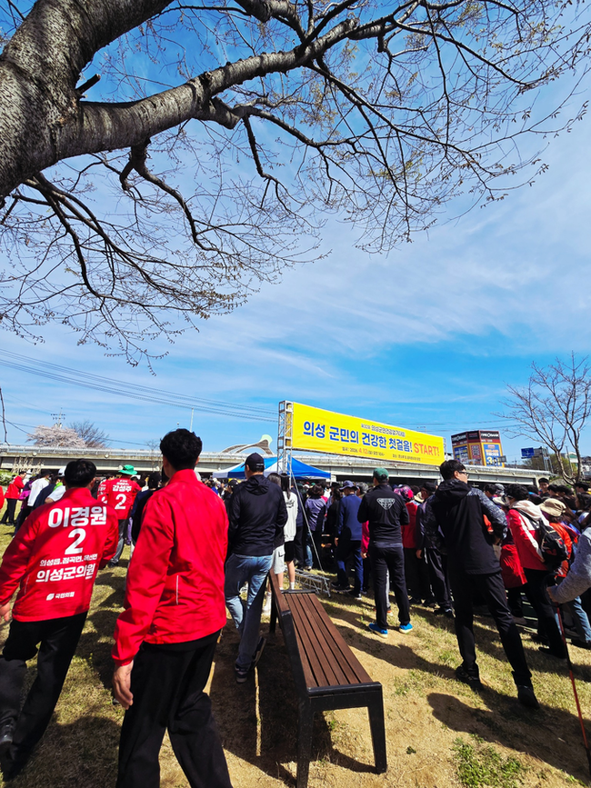 ▲ 제32회 의성군민건강걷기대회가 열린 12일 의성군 구봉공원 문소루 밑 음악분수 광장에 참가자들이 출발을 앞두고 모여 있다. 김동현 기자 jhass80@kyongbuk.com