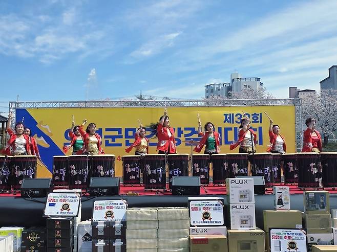 ▲ 12일 의성군 구봉공원 문소루 밑 음악분수 광장에서 열린 제32회 의성군민건강걷기대회에서 신말숙 회장이 이끄는 가음 아름소리난타가 공연을 펼치고 있다. 김동현 기자 jhass80@kyongbuk.com