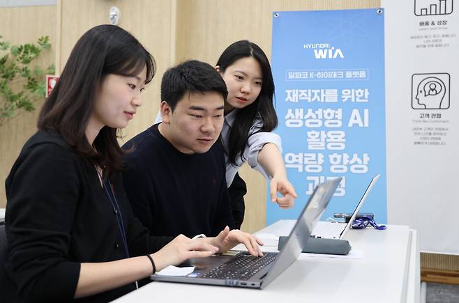 현대위아 직원들이 13일 경상남도 창원시 현대위아 비전홀에서 모든 사무·연구직군 직원을 대상으로 실시하는 ‘AX Literacy 교육’에 참여하고 있다.(사진=현대위아)