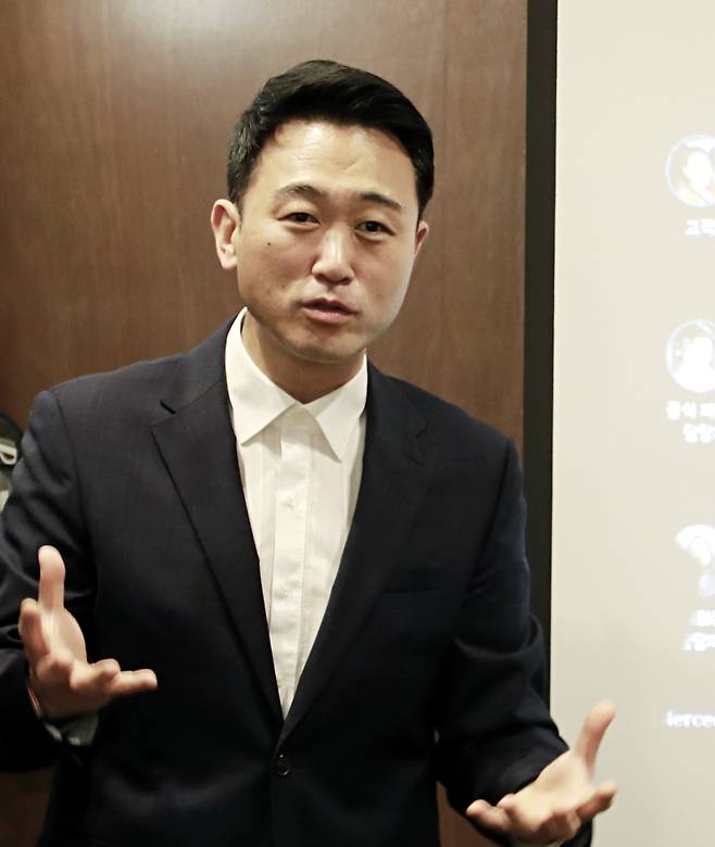 박지성 벤츠코리아 RoF 프로세스 총괄 부장이 '리테일 오브 더 퓨처(RoF)' 제도에 대해 설명하고 있다. 사진=한국자동차기자협회