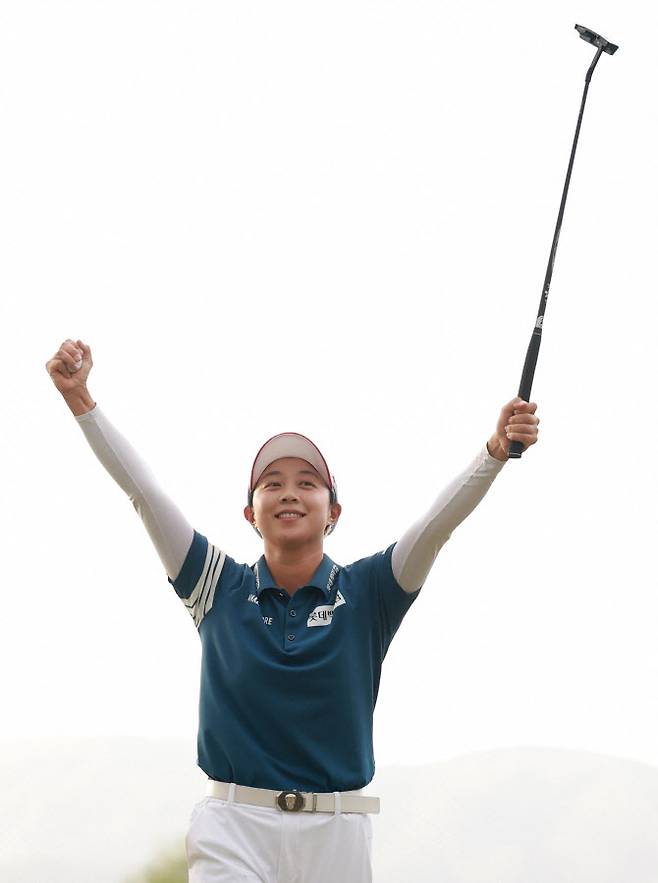김효주가 지난 3월 열린 LPGA 투어 포드 챔피언십에서 타이틀 방어로 시즌 2승에 성공한 뒤 팔을 번쩍 들어올리며 기뻐하고 있다. (사진=AFPBBNews)