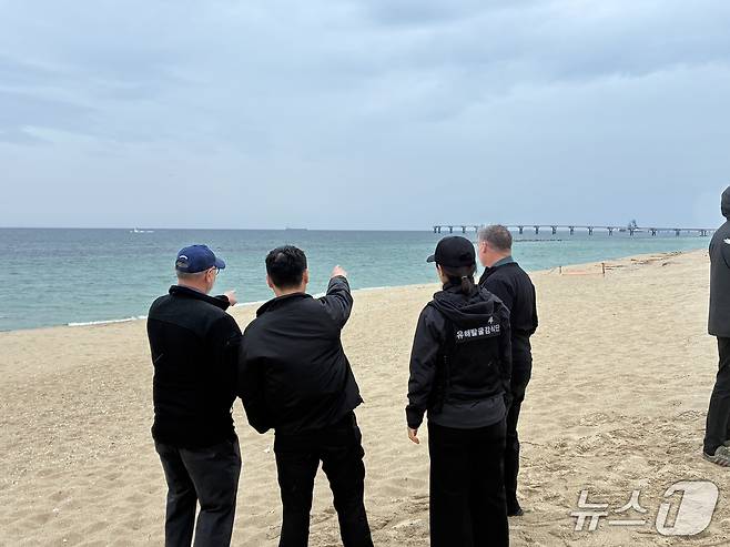 국방부 유해발굴감식단 조사인력과 미국 DPAA 팀이 지난 9일 강원특별자치도 강릉시 해안에서 오는 8월 수중조사 예정 지역을 두고 현장 토의하는 모습. 2026.4.9./ⓒ 뉴스1 김기성 기자