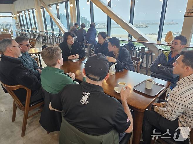 지난 9일 국방부 유해발굴감식단과 DPAA 조사팀을 강원특별자치도 강릉시 인근에서 만나 이달 진행하는 지역주민 탐문 활동과 오는 8월 예정된 수중조사와 관련해 인터뷰 하는 모습. 2026.4.9./ⓒ 뉴스1 김기성 기자