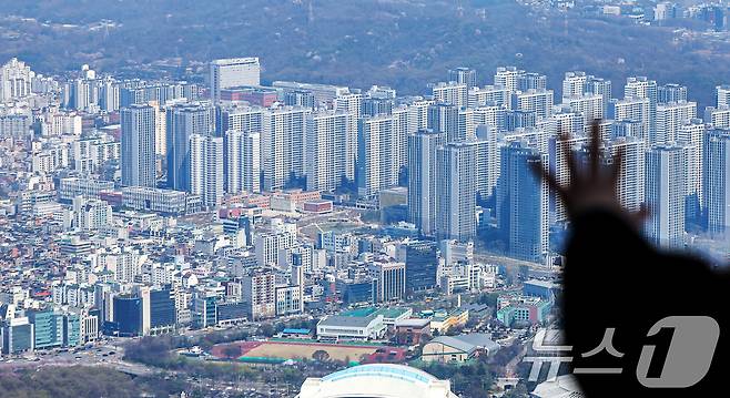 서울 송파구 롯데월드 타워에서 바라본 아파트 단지. 2026.4.8 ⓒ 뉴스1 김진환 기자