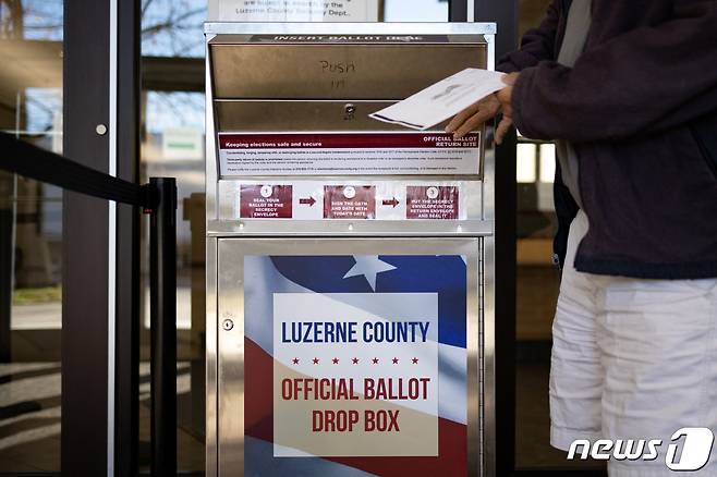 미국 펜실베이니아주 북동부 윌크스배러에 마련된 우편투표함에 한 남성이 투표용지를 넣고 있다. 2022.11.03 ⓒ 로이터=뉴스1
