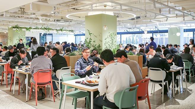 현대그린푸드가 운영 중인 단체급식 사업장에서 고객들이 식사하고 있는 모습.(현대그린푸드 제공)