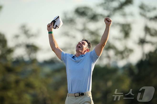 로리 매킬로이가 13일(한국시간) 미국 조지아주 오거스타 내셔널 골프장(파72)에서 열린 마스터스 토너먼트에서 정상에 오른 뒤 기뻐하고 있다. ⓒ AFP=뉴스1