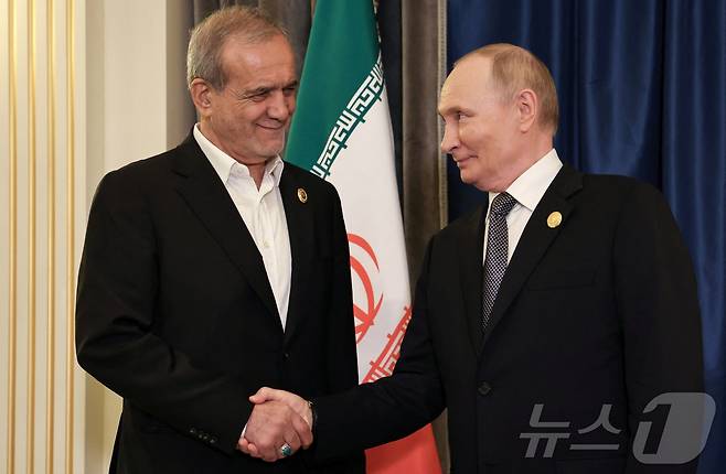 블라디미르 푸틴 러시아 대통령(오른쪽)이 지난해 9월 1일(현지시간) 상하이협력기구(SCO) 정상회의 참석을 계기로 마수드 페제시키안 이란 대통령과 만나 악수를 나누고 있다. 2025.9.1 ⓒ 로이터=뉴스1