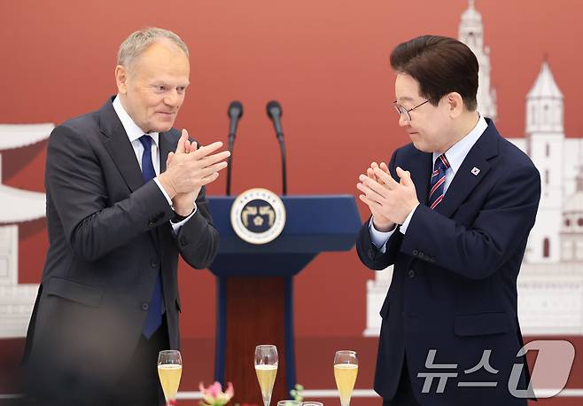 이재명 대통령과 도날드 투스크 폴란드 총리가 13일 청와대에서 열린 공식 오찬에서 건배를 한 후 박수를 치고 있다. 2026.4.13 ⓒ 뉴스1 허경 기자