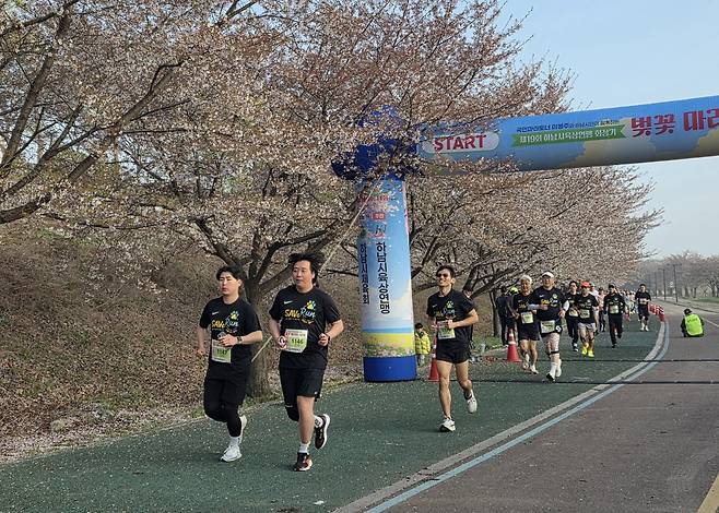 마라톤대회에서 서울시수의사회 회원들이 '세이브런' 단체 티셔츠를 입고 뛰고 있다. ⓒ 뉴스1 한송아 기자