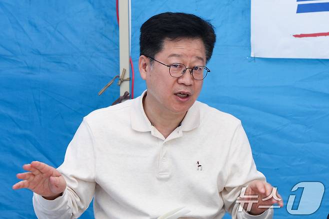 6·3 지방선거 더불어민주당 전북지사 경선에서 낙마한 안호영 더불어민주당 의원이 12일 오전 서울 여의도 국회 본관 앞에서 이원택 전북지사 후보의 '식비 대납 의혹'과 관련해 당 지도부를 향해 윤리감찰단의 재감찰을 촉구하는 단식 농성을 하고 있다. 2026.4.12 ⓒ 뉴스1 임지훈 인턴기자