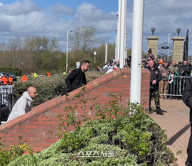 토트넘 소방수로 부임한 로베르토 데 제르비 감독이 12일(한국시간) 영국 선덜랜드에 있는 스타디움 오브 라이트에서 열린 2025~2026시즌 EPL 32라운드 선덜랜드와 원정 경기를 지휘하기 위해 경기장에 들어서고 있다. 사진 | 선덜랜드=장영민 통신원