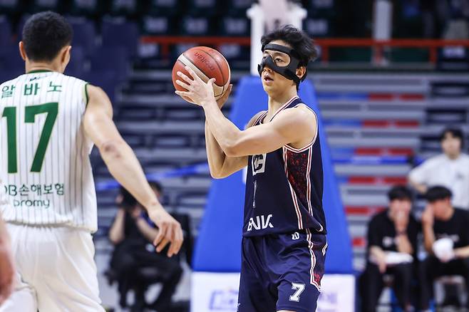 KCC 허훈이 8일 부산 사직체육관에서 열린 2025~2026 LG전자 프로농구 정규리그 최종전 DB와 경기에서 패스할 곳을 보고 있다. 사진 | KBL