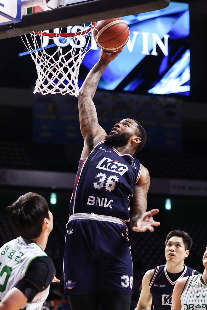 KCC 숀 롱이 8일 부산 사직체육관에서 열린 2025~2026 LG전자 프로농구 정규리그 최종전 DB와 경기에서 덩크슛을 하고 있다. 사진 | KBL