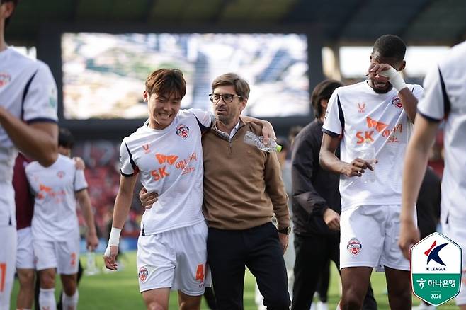 제주 세르지우 감독과 김륜성. 제공 | 한국프로축구연맹