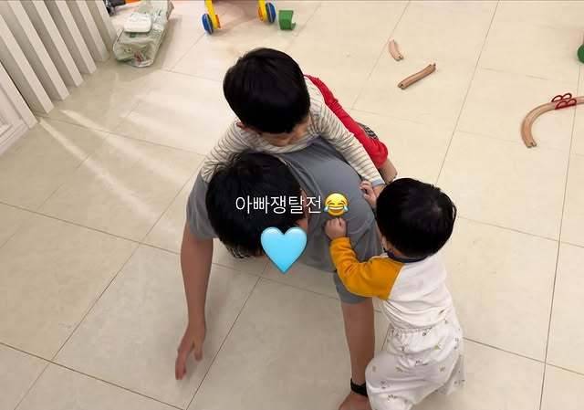 그룹 신화 에릭과 두 아들. 사진 | 나혜미 SNS