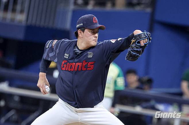 롯데 김원중이 12일 서울 고척스카이돔에서 열린 2026 KBO리그 정규시즌 키움전에 등판해 역투하고 있다. 사진 | 롯데 자이언츠