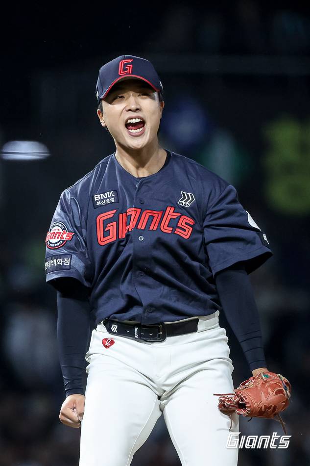 롯데 박정민이 10일 창원NC파크에서 열린 2026 KBO리그 정규시즌 NC전에 등판해 위기를 넘긴 후 포효하고 있다. 사진 | 롯데 자이언츠