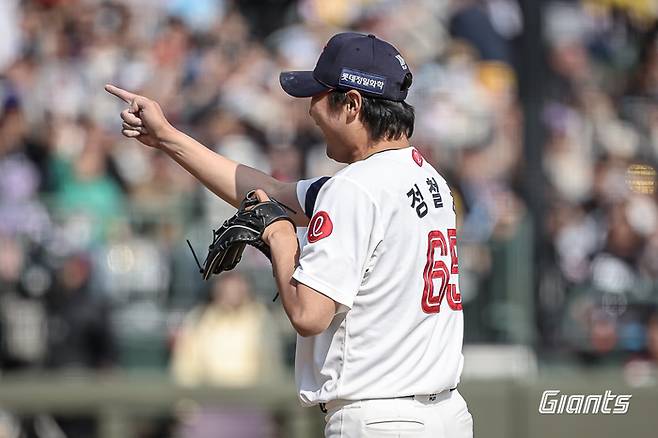 롯데 정철원이 14일 부산 사직구장에서 열린 2026 KBO리그 시범경기 LG전에 7회말 1사 만루 위기에 등판해 병살타를 잡아낸 후 환호하고 있다. 사진 | 롯데 자이언츠