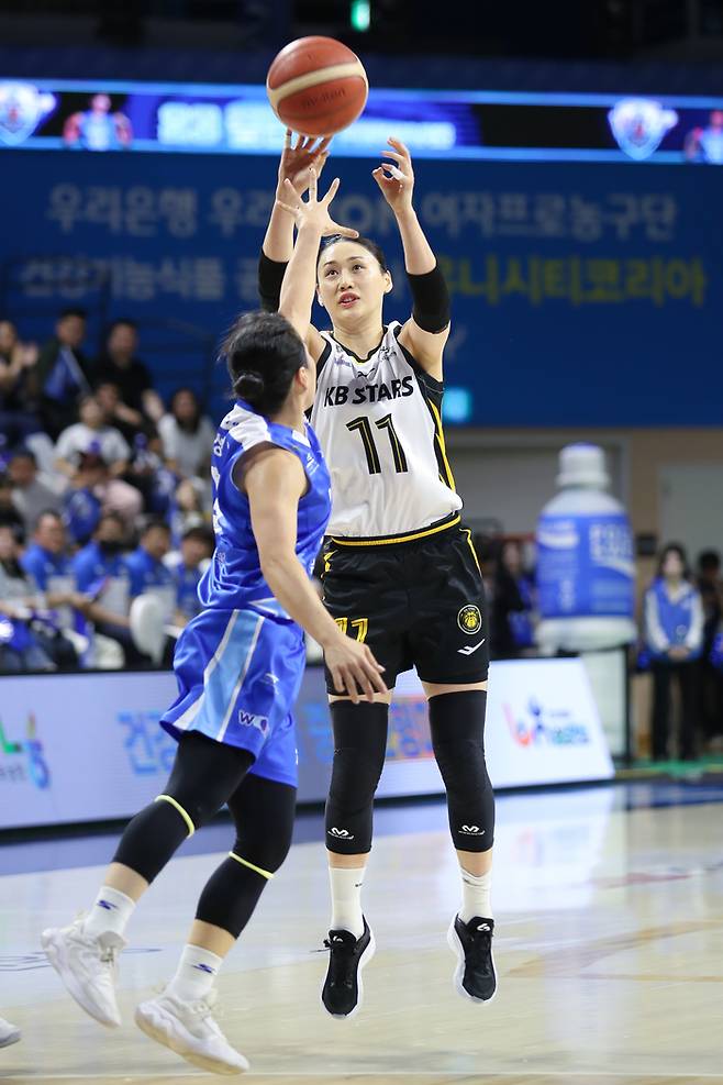 KB스타즈 강이슬이 12일 아산이순신체육관에서 열린 BNK금융 2025~2026 여자프로농구 플레이오프 우리은행과 3차전에서 3점슛을 던지고 있다. 사진 | WKBL