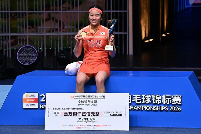 Gold medallist South Korea's An Se-young celebrates on the podium during the award ceremony for the women's singles final match at the Badminton Asia Championship in Ningbo, eastern China's Zhejiang province on April 12, 2026. (Photo by CN-STR / AFP) / China OUT
<저작권자(c) 연합뉴스, 무단 전재-재배포, AI 학습 및 활용 금지>
