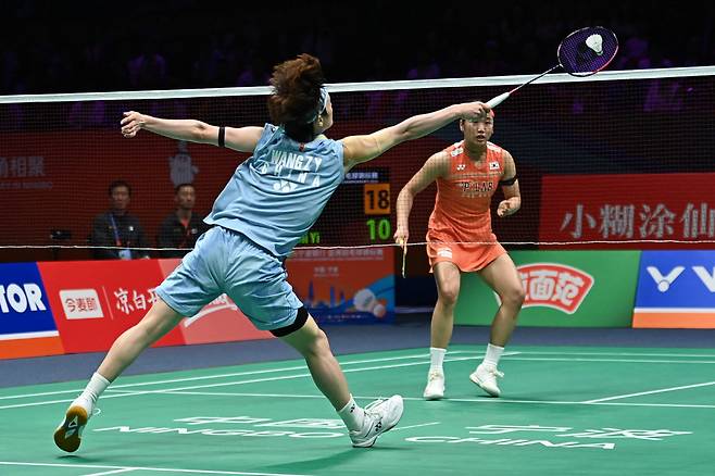 China's Wang Zhiyi (L) hits a return to South Korea's An Se-young during their women's singles final match at the Badminton Asia Championship in Ningbo, eastern China's Zhejiang province on April 12, 2026. (Photo by CN-STR / AFP) / China OUT
<저작권자(c) 연합뉴스, 무단 전재-재배포, AI 학습 및 활용 금지>