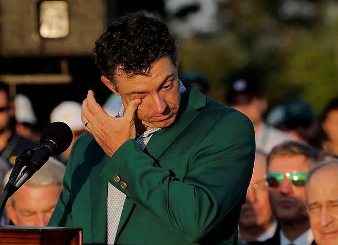 Golf - The Masters - Augusta National Golf Club, Augusta, Georgia, U.S. - April 12, 2026 Northern Ireland's Rory McIlroy celebrates with his green jacket after winning The Masters REUTERS/Mike Blake TPX IMAGES OF THE DAY
<저작권자(c) 연합뉴스, 무단 전재-재배포, AI 학습 및 활용 금지>