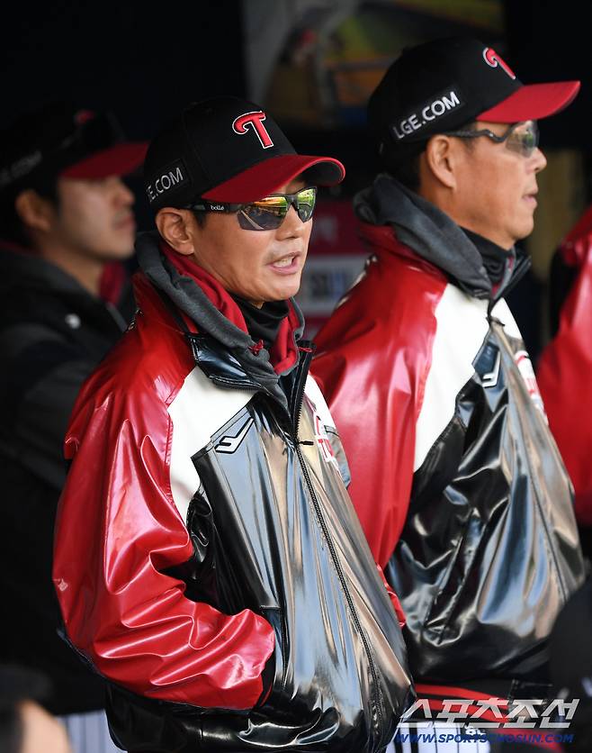 11일 잠실구장에서 열린 LG와 SSG의 경기. 염경엽 감독이 생각에 잠겨 있다. 잠실=박재만 기자 pjm@sportschosun.com/2026.04.11/