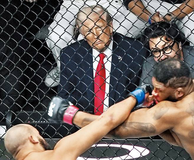 미국과 이란이 종전 협상을 벌이던 12일 도널드 트럼프 미국 대통령이 플로리다주 마이애미 카세야센터에서 이종격투기(UFC) 경기를 관람하고 있다. 같은 시각 JD 밴스 부통령은 파키스탄 이슬라마바드에서 이어진 마라톤 협상 끝에 최종 결렬을 발표했다. /AP 연합뉴스