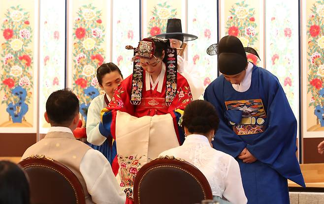 서울 남산골 한옥마을에서 열린 전통혼례 시연행사. 예단은 신부 측이 신랑 측에 "가족으로 받아줘 고맙다""잘 봐달라"는 의미의 선물이다. 전통이란 이름이지만 젊은 여성들은 거부감을 갖는 경우가 많다./뉴스1