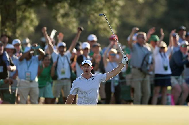 11일 조지아주 오거스타의 오거스타 내셔널 골프 클럽에서 열린 2026 마스터스 토너먼트 2라운드 17번홀에서 로리 매킬로이가 그린 주변에서 칩샷으로 버디를 잡고 기뻐하고 있다./AFP 연합뉴스