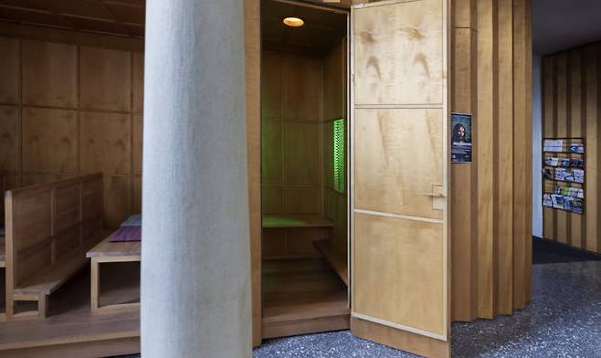 스위스 루체른의 한 교회의 예배당. 100개 언어로 대화 가능한 AI 예수상이 있다./X