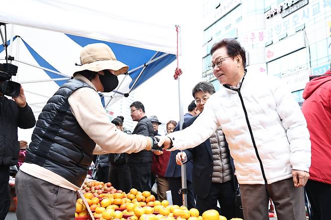 지난 3월 15일 시장상인과 인사를 나누는 박완수 경남도지사./뉴스1