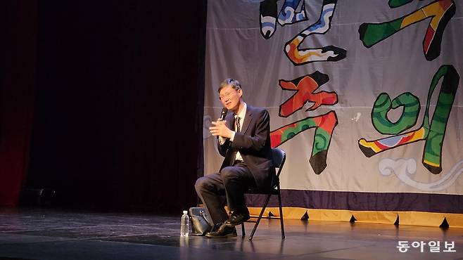 문형배 전 헌법재판소장 권한대행이 11일 오후 부산 중구 부산민주공원 대강당에서 ‘탄핵 결정으로 본 민주주의’를 주제로 강연하고 있다. 김화영 기자 run@donga.com