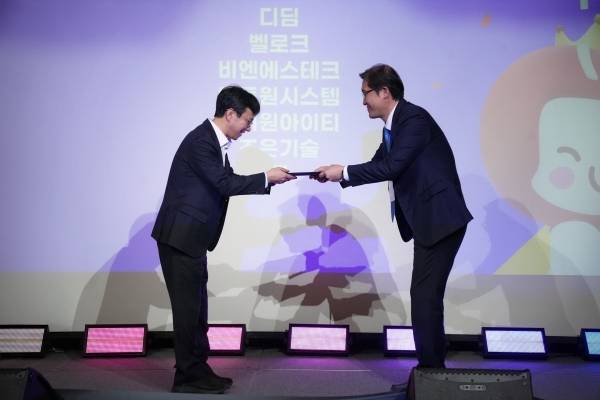 휴네시온 ‘베스트 파트너 어워드’를 수상하고 있는 디딤 김정수 전무. (왼쪽)