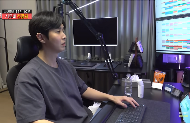 작업중인 영화 유튜버 '지무비'. MBC엔터테인먼트 전참시 예고 영상 캡처.