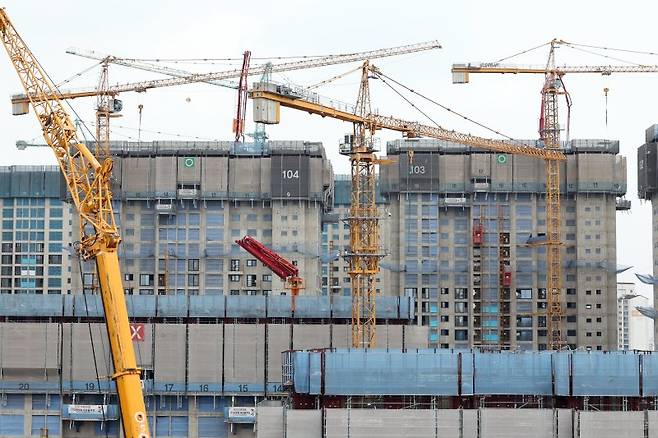 서울 시내 한 아파트 공사 현장에 타워크레인이 설치돼있다. 사진=뉴시스