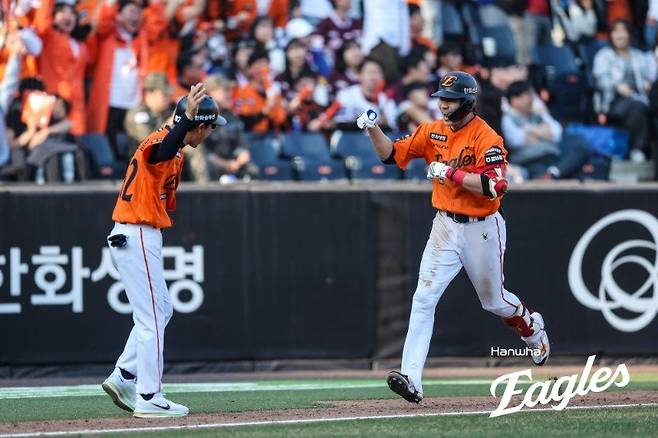 한화 심우준(오른쪽)이 28일 키움과 개막전에서 동점 스리런포를 치고 베이스를 돌고 있다.(한화 이글스 제공) /사진=뉴스1