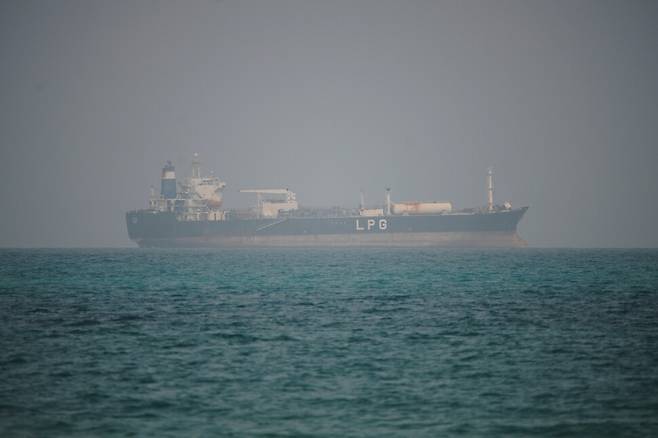 6일(현지시각) 예멘 인근 바브엘만데브해협을 지나는 액화석유가스를 실은 유조선의 모습. AP 연합뉴스